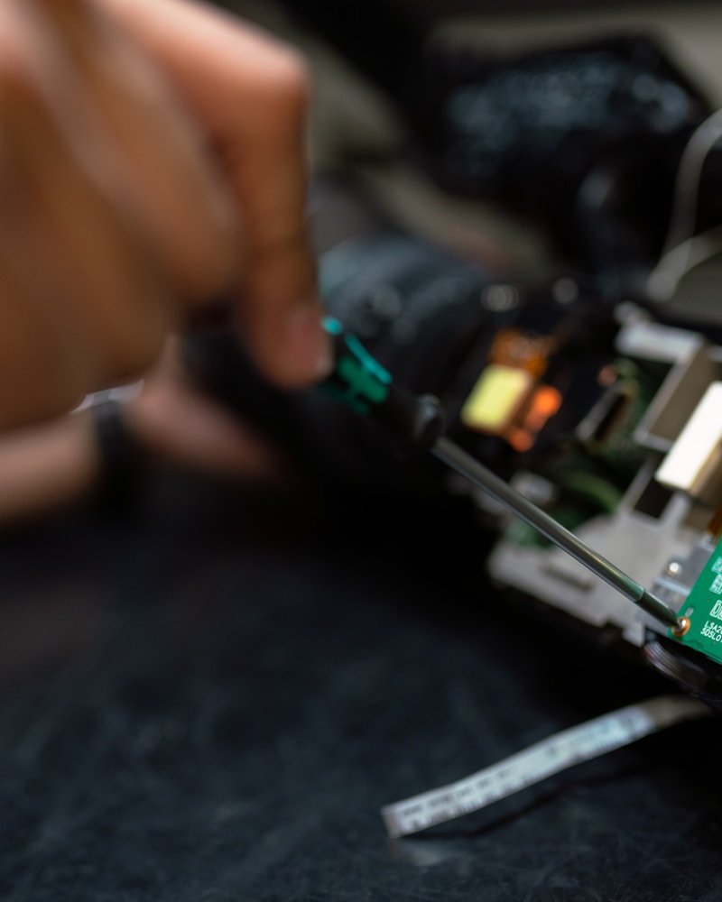 Técnico Solltech realizando instalação de sistema de segurança